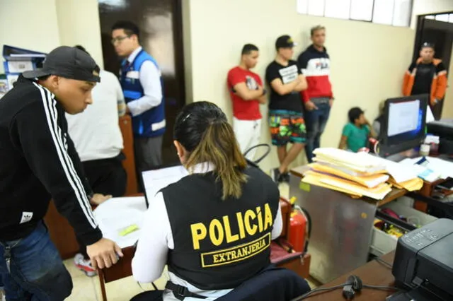 Expulsan a segundo grupo de 40 venezolanos con antecedentes policiales 
