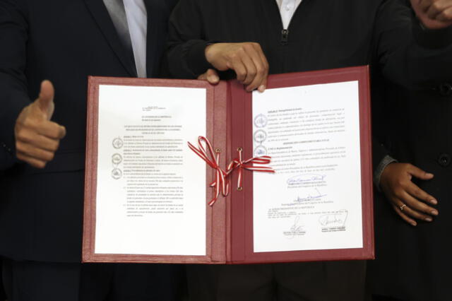 Después de 17 días de haberse aprobado en el Congreso, el presidente firma junto a la ministra de Trabajo la ley que permite nuevo retiro de AFP. Foto: Presidencia.