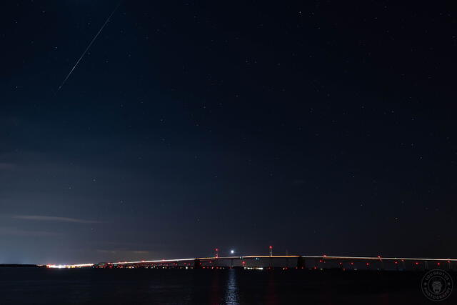 Un largo meteoro leónidas surca el cielo sobre el puente de la bahía de Chesapeake en Maryland, Estados Unidos. Foto: Lotus Brutus / Twitter
