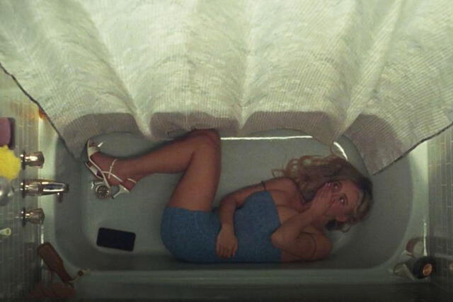 Cassie escondida en la bañera. Foto: HBO Max