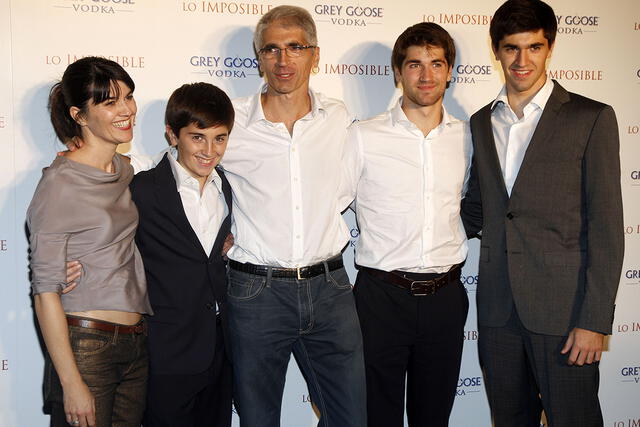 Enrique Álvarez junto a su familia en el estreno de Lo imposible. (Foto: Getty Images)