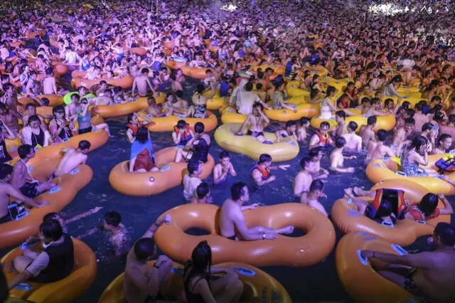 ¿Por qué Wuhan, donde empezó el coronavirus, celebró masiva fiesta en una piscina?
