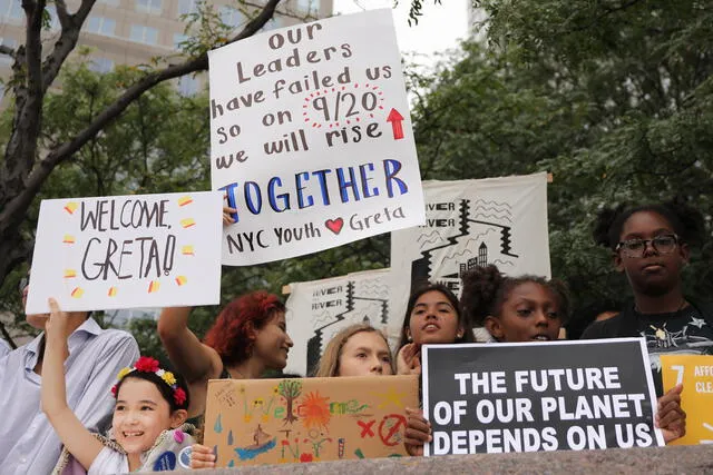 Niños y adultos esperan la llegada de la activista climática adolescente Greta Thunberg a la ciudad de Nueva York después de cruzar el Atlántico en un velero.