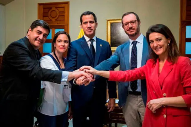 El presidente del Parlamento venezolano, Juan Guaidó (c), en una reunión en Caracas con Javier Maroto, portavoz del PP en el Senado, y otros dirigentes populares