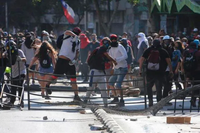 En el último viernes del año Santiago de Chile albergó una nueva protesta. Foto: EFE