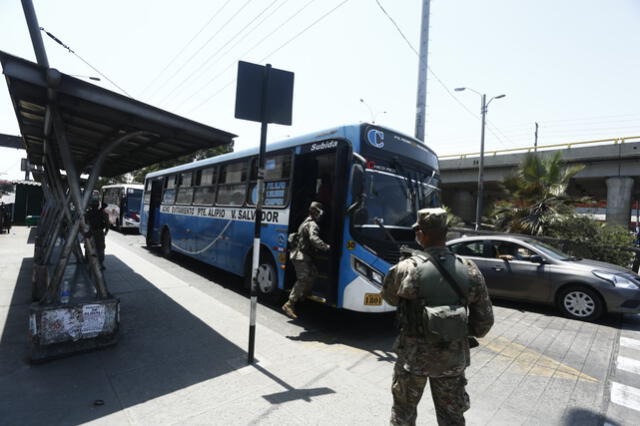 Militares intensifican operativos ante incremento de tránsito en las calles. Foto: Marco Cotrina