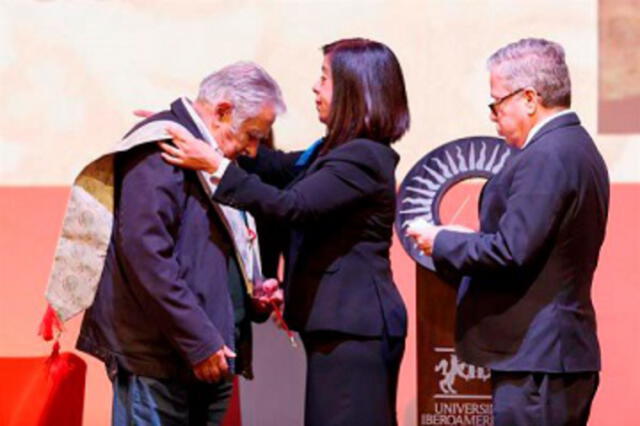 El rector de la Universidad Iberoamericana, David Fernández (d), otorgó el doctorado honoris causa a José Mujica. Foto: EFE