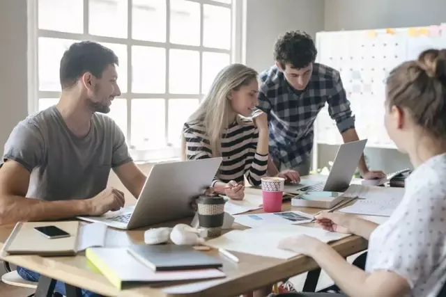 Conoce aquí que pagos extras te corresponderían recibir si trabajas o no el 1 de mayo. FOTO: Instagram / Economista