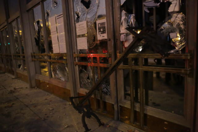 Los protestantes lanzaron una banqueta de la calle contra las puertas de vidrio del Ministerio Público. Foto: La República