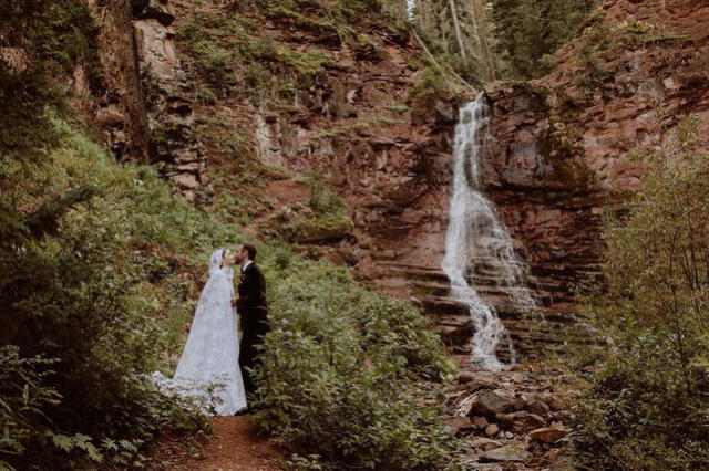 La pareja contrajo nupcias en  la reserva Dunton Hot Springs. Foto: Instagram