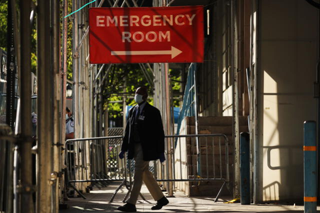 Un cartel en un hospital de Manhattan que trata a pacientes con coronavirus dirige a los visitantes a la entrada de la sala de emergencias el 12 de mayo en Nueva York. (Foto: Spencer Platt/Getty Images)