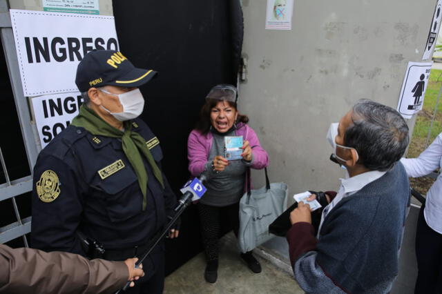 Mujer pidió que la atiendan para que rinda su prueba. Foto: John Reyes / La República
