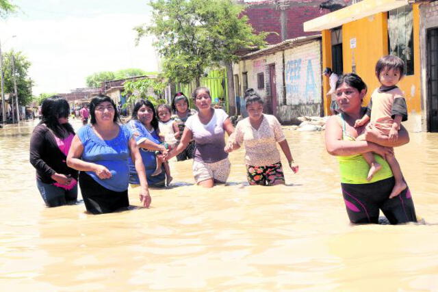 Labores de rescate no cesan y Piura lucha por salir del lodo que dejó la inundación
