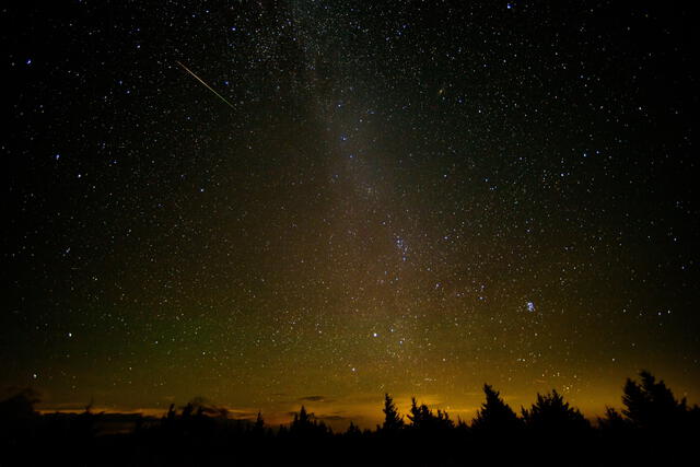 Fotografía de la lluvia de meteoros Perseidas en 2016 cruzando el cielo de Virginia, en Estados Unidos. Foto: NASA / Bill Ingalls