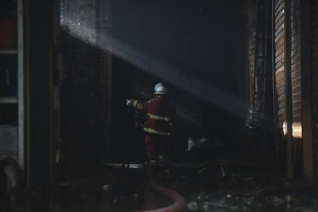 Bomberos logran ingresar a la galería Nicolini en busca de los desaparecidos [FOTOS]