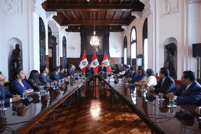 Ejecutivo conversó con los virtuales legisladores de Podemos Perú, partido del investigado José Luna Gálvez. Foto: Presidencia.