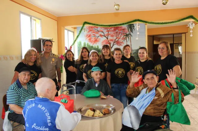 Breña: Policía realiza chocolatada y show navideño en casa del adulto mayor