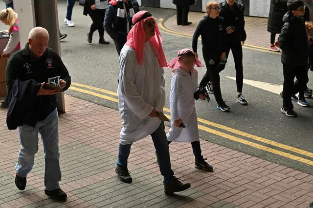 El último sábado, en el primer partido del estadio de Saint-James’ Park desde que el fondo soberano saudita tomara el control del capital de las ‘Urracas’, varios aficionados acudieron con togas y pañuelos sobre la cabeza. Foto: AFP