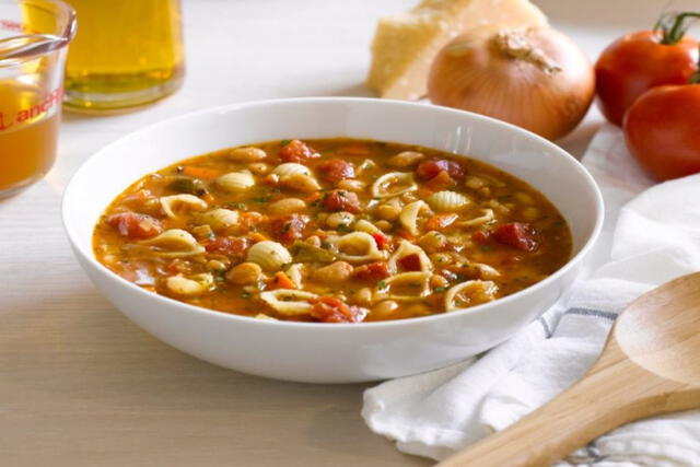 La sopa menestrón tiene su origen en Europa y luego se modificó al estilo de la gastronomía peruana.