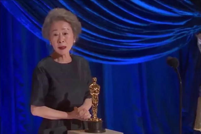 Youn Yuh Jung dando su mensaje de agradecimiento en los Oscar 2021. Foto: abc