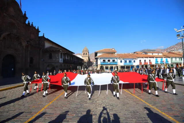 Cusco celebra 200 años de la independencia del Perú con parada militar