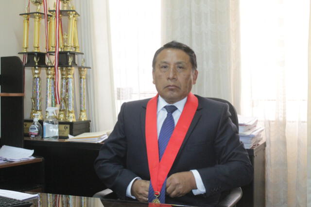 JOSÉ LUIS YUCRA.  Es docente universitario.