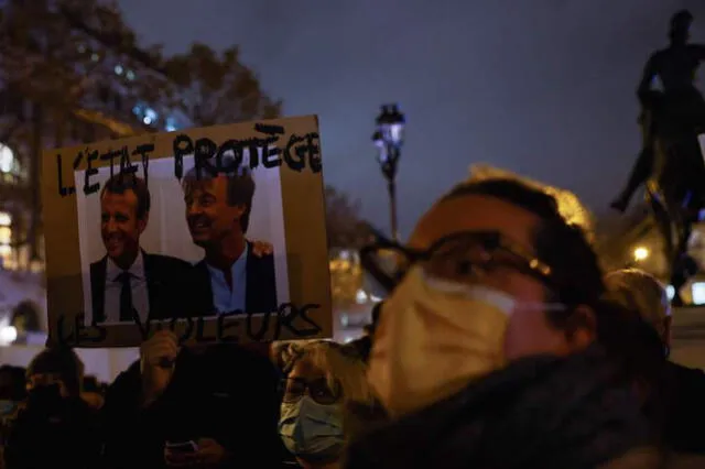 Denuncia dirigida a Macron y a su exministro de Ecología, Hulot, durante una movilización del 25 de Noviembre. Foto: AFP/Thomas Samson