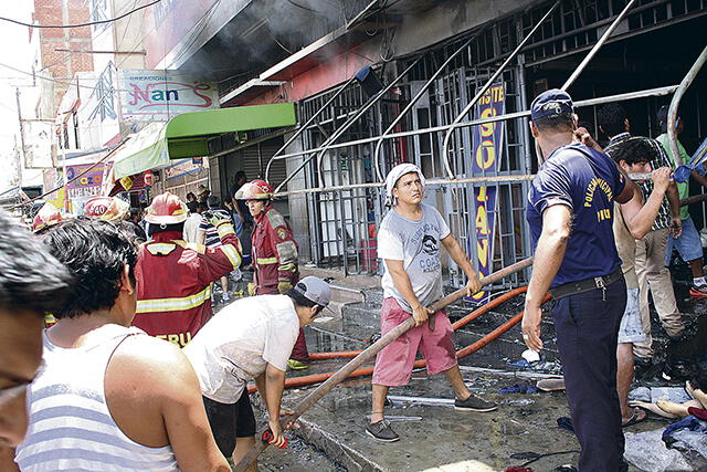 Cortocircuito provocó incendio en mercado Central que consumió 80 puestos 