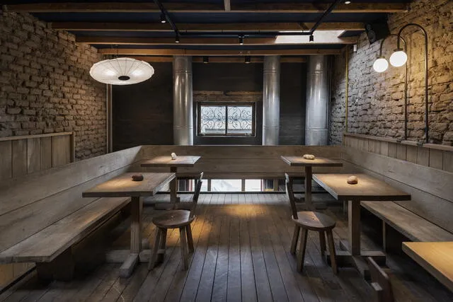 Paredes de adobe y muebles de madera caracterizan los dos ambientes del restaurante. Foto: Marco Cotrina / La República