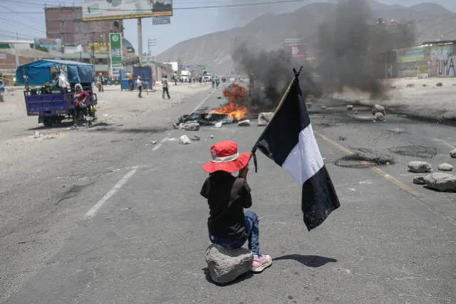 Bloqueos en cono norte. Una niña de manera simbólica participa en las protestas realizadas en Arequipa en solidaridad con lo ocurrido en Puno.