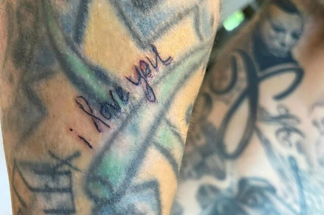 Kourtney escribió "I love you" en el brazo del baterista. Foto: Instagram/Kourtney Kardashian