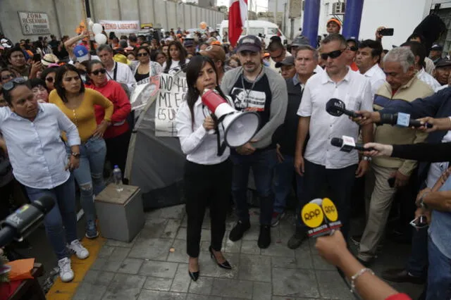 Giulliana se dirige a los simpatizantes fujimoristas. Foto: Mauricio Malca/ La República.