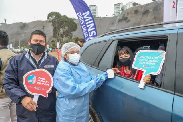 Mirtha Vásquez recibió la primera dosis contra la COVID-19 en Chorrillos. Foto: Congreso del Perú