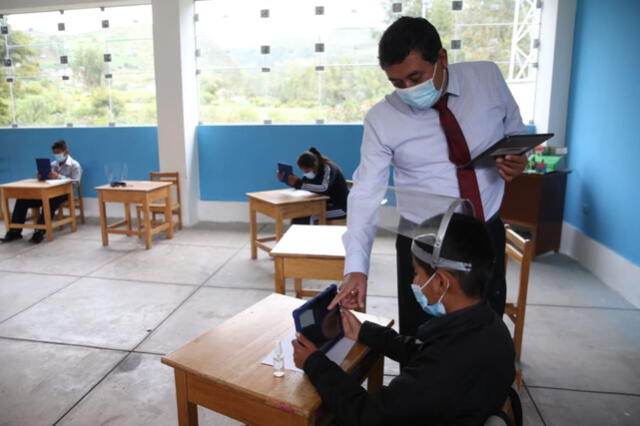 Ministro Cuenca: "Ministerio de Educación ya distribuyó el 85 % de las tabletas"