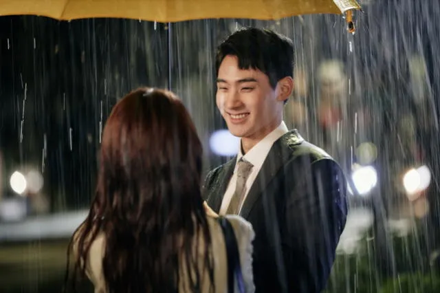 Hyeyoung y Jojo bajo la lluvia en Love alarm 2. Foto: Netflix