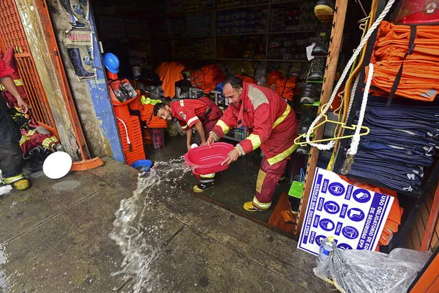 Bomberos logran ingresar a la galería Nicolini en busca de los desaparecidos [FOTOS]