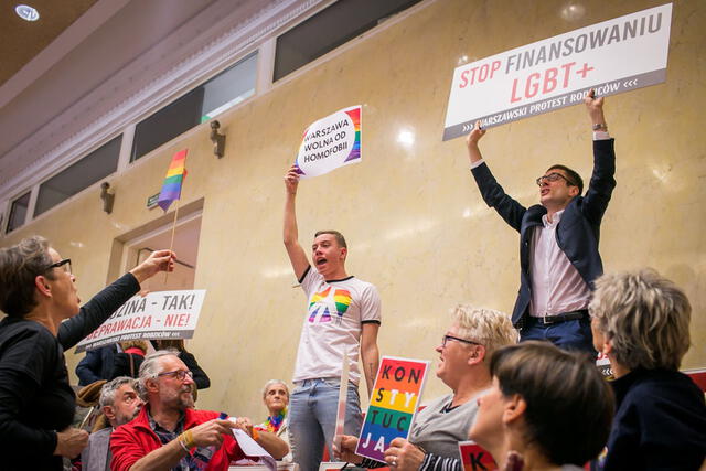 Activistas en pro y contra de la comunidad LGTBI en Varsovia. (Foto: The New York Times)