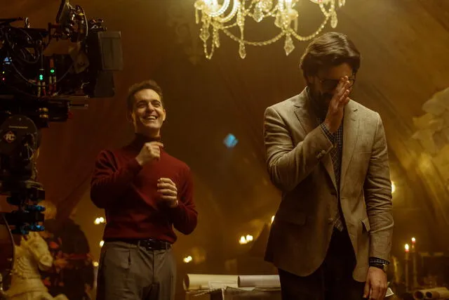 Detrás de cámaras cuando el Profesor, Berlín y Palermo planeaban robar el oro del Banco de España. Foto: Twitter/@lacasadepapel