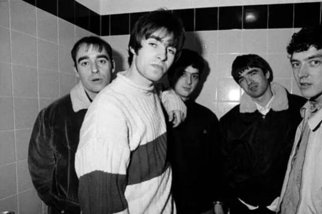 Noel y Liam Gallagher junto a los miembros iniciales de Oasis en 1994. Foto: VOI