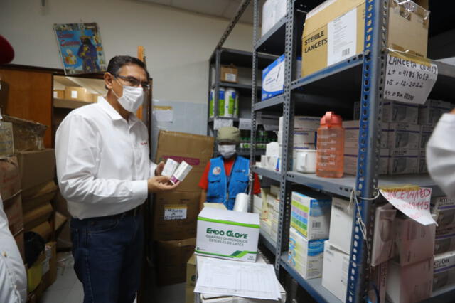 Vizcarra supervisando los medicamentos entregados a la Diresa de Piura. Foto: Presidencia.