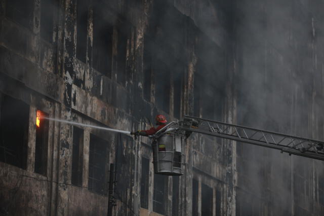 Bomberos logran ingresar a la galería Nicolini en busca de los desaparecidos [FOTOS]