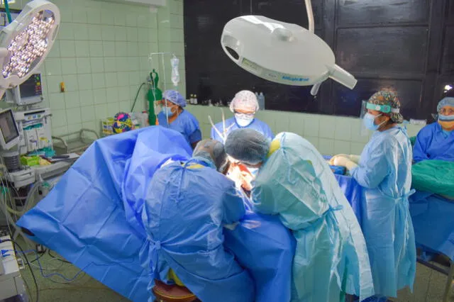 Médicos del Hospital Unanue continúan operando a pesar de la pandemia. Foto: La República