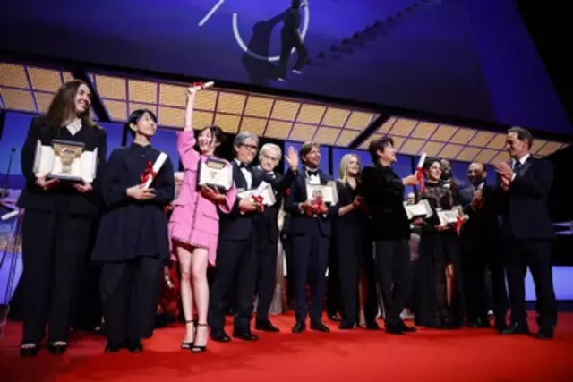 Los ganadores posan con sus premios en la ceremonia de cierre del Festival de Cannes 2022. Foto: Festival de Cannes