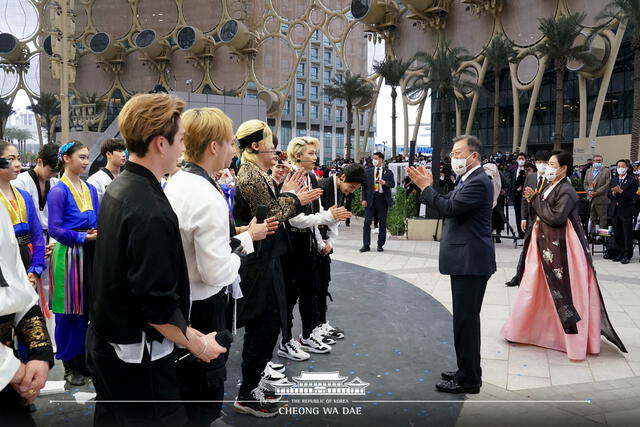 Presidente de Corea del Sur felicita a Stray Kids y artistas de danza tradicional. Foto: Blue House