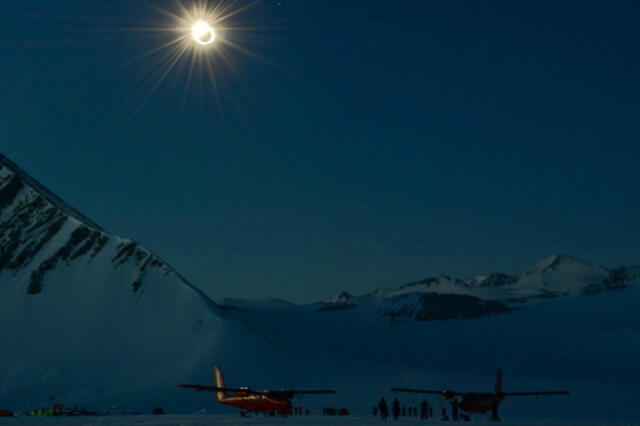 Fotografía del eclipse solar del 4 de diciembre de 2021 sobre la base científica Glaciar Unión. Foto: Twitter / Fuerza Aérea de Chile