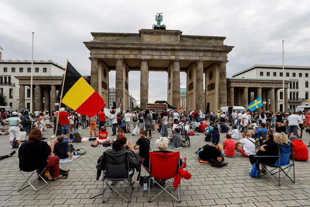Sin mascarilla ni distanciamiento, miles protestan contra las restricciones por el coronavirus en Berlín
