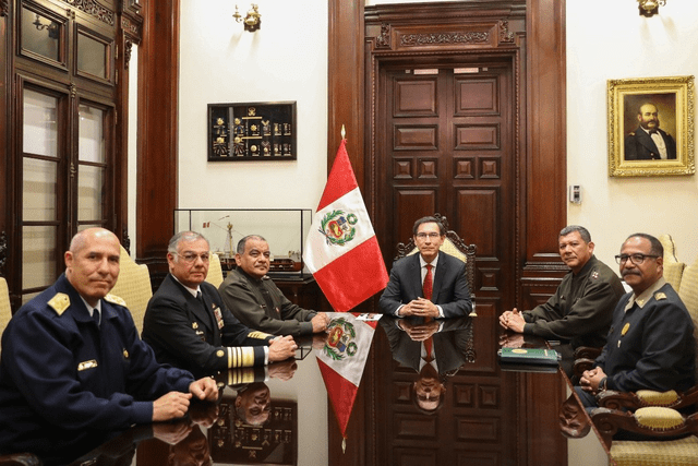 Presidente de la República, Martín Vizcarra, junto a los mandos de las Fuerzas Armadas del Perú. Foto: Presidencia.