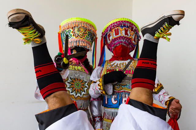 Las warmi danzaq (mujres que bailan) de Ayacucho ahora brindan talleres a más mujeres que sientan el llamado de la danza de tijeras. Foto: cortesía