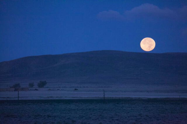 La luna del cazador sobre el Río del Oso en Wyoming (Estados Unidos). Foto: Katie Theule / USFWS