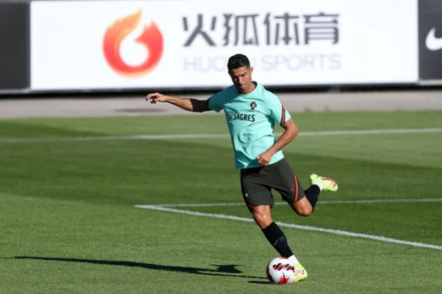 Cristiano Ronaldo en entrenamiento de Portugal con miras a Eliminatorias rumbo a Qatar 2022